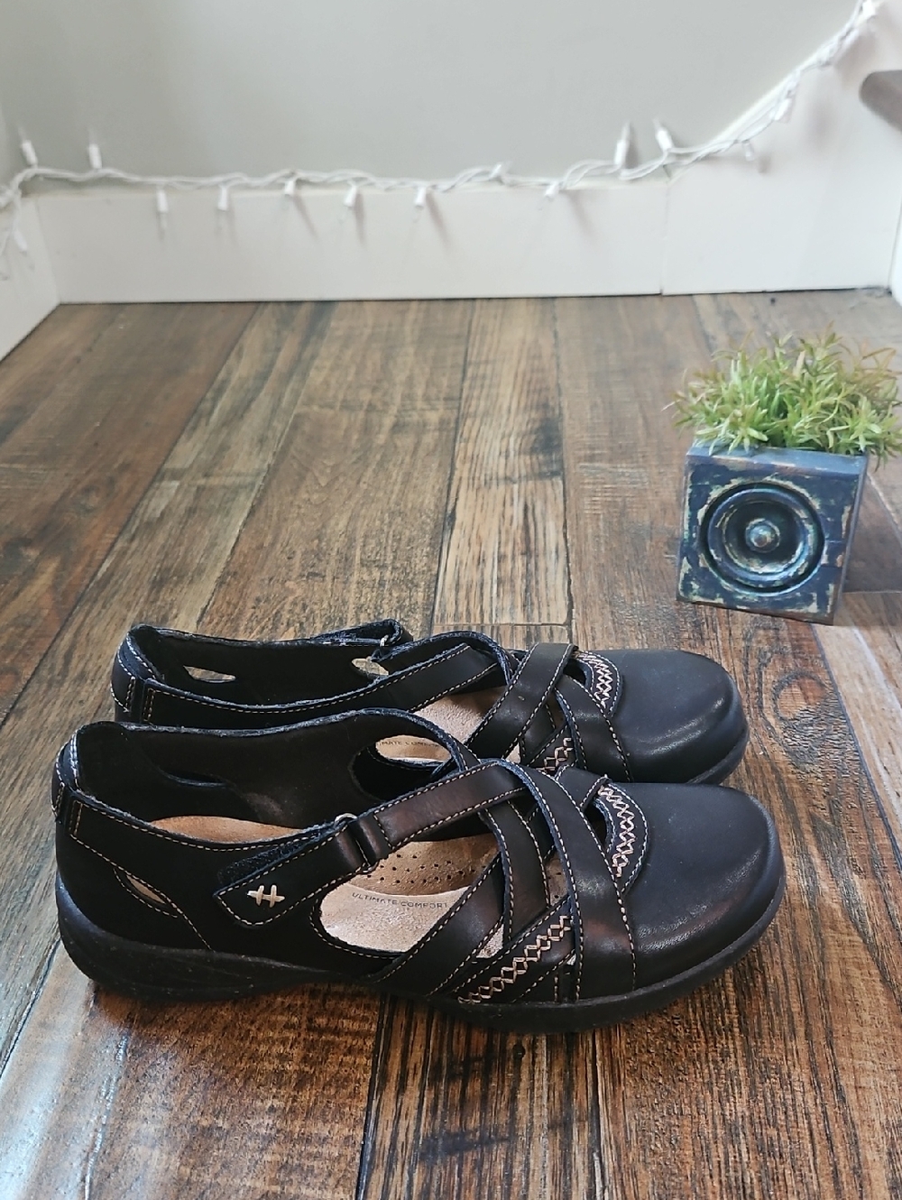Clarks Black Leather Cross-Strap Comfort‎ Flats
